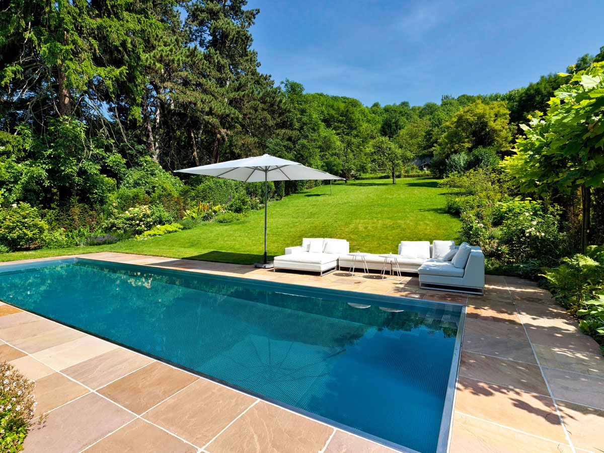 Außenpool - Poolumrandung mit beigen Steinplatten